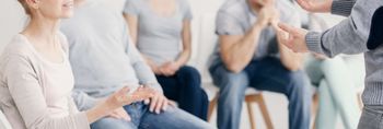 Patienten tauschen sich in der Gruppentherapie aus