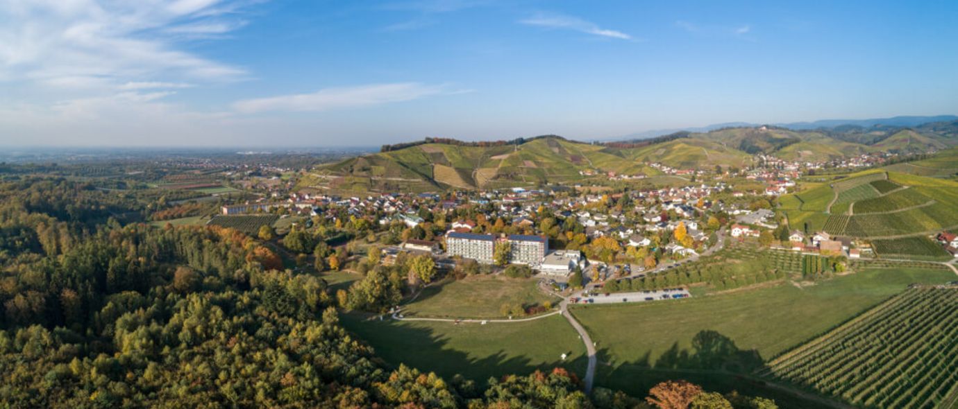 Panorama in Durbach mit der Staufenburg Klinik