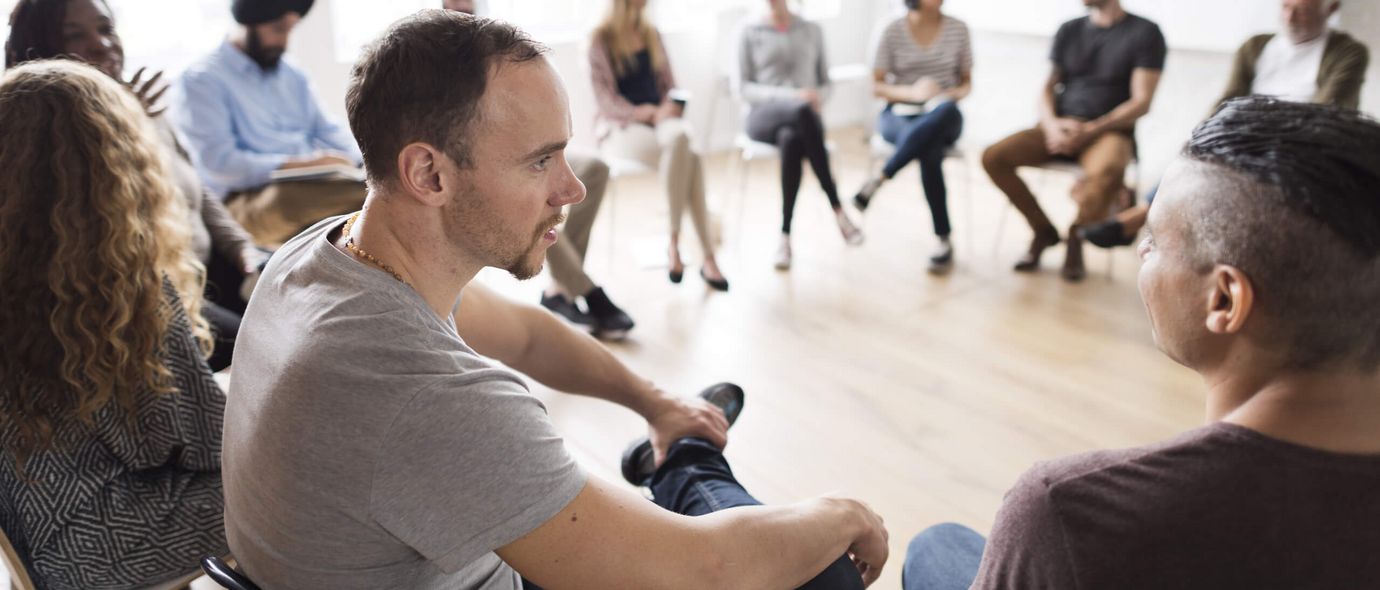 Patienten tauschen sich in der Gruppentherapie aus