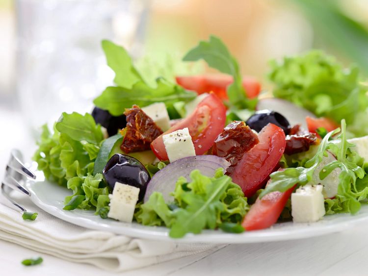 Grüner Salat mit Feta und Tomaten