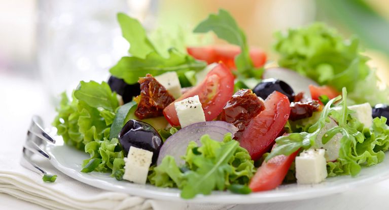 Grüner Salat mit Feta und Tomaten