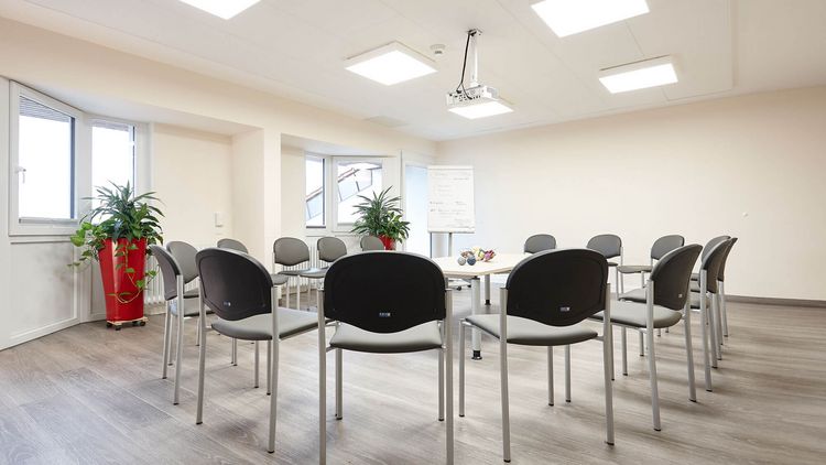 Raum mit Stuhlkreis für die Gruppentherapie im MEDICLIN Traumazentrum Durbach