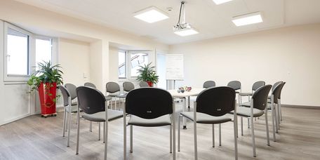 Raum mit Stuhlkreis für die Gruppentherapie im MEDICLIN Traumazentrum Durbach