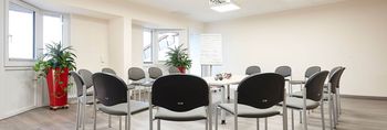 Raum mit Stuhlkreis für die Gruppentherapie im MEDICLIN Traumazentrum Durbach